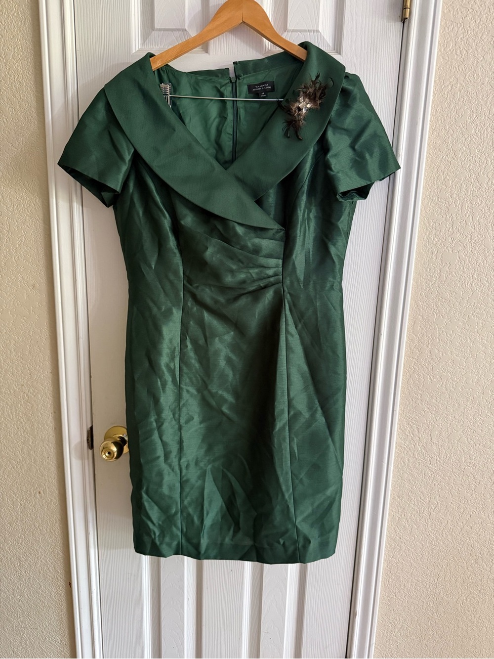 Tahari Arthur S.Levine Portrait
Collar Sheath Dress Emerald Green feather brooch
